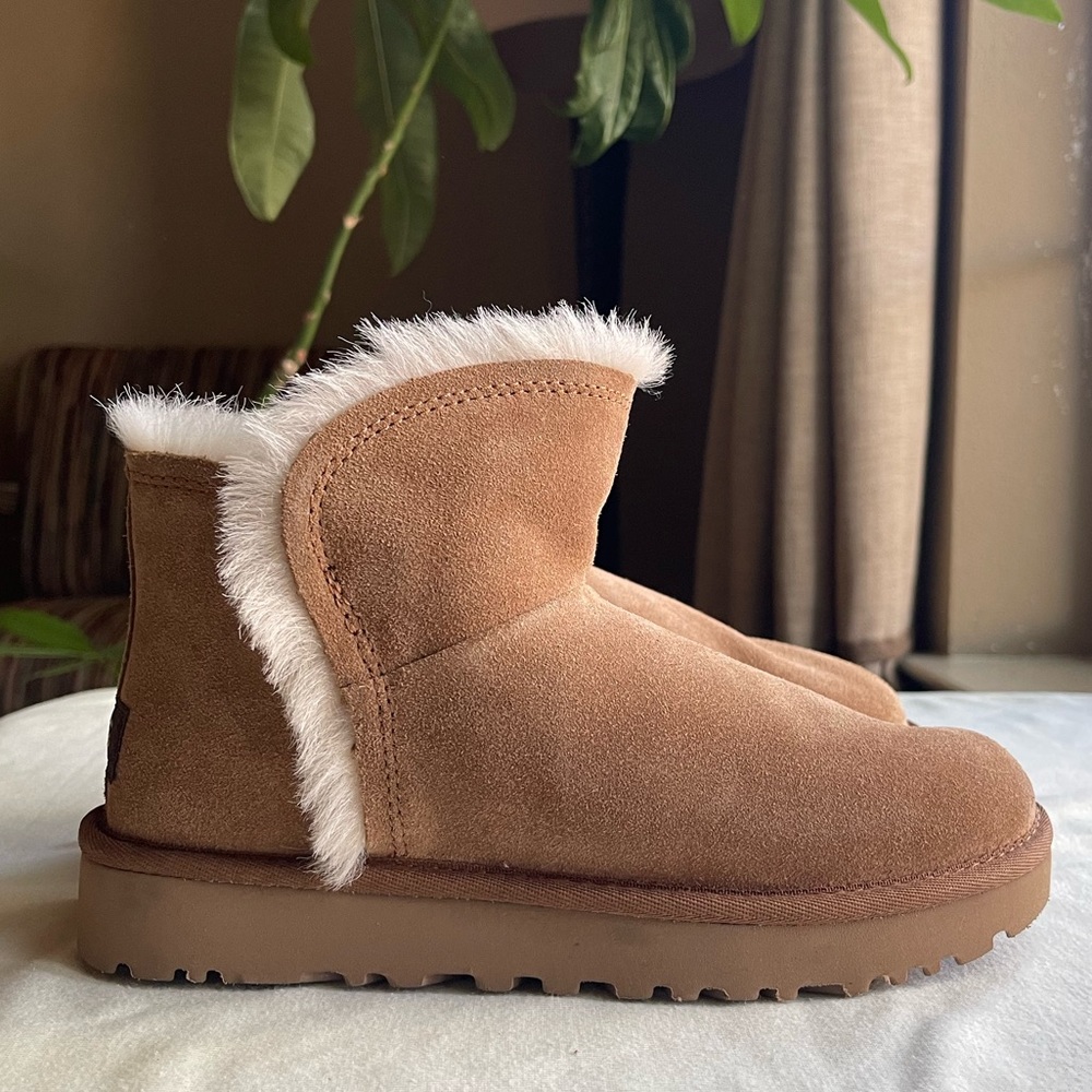 UGG boots NEW!! Size 5 tan